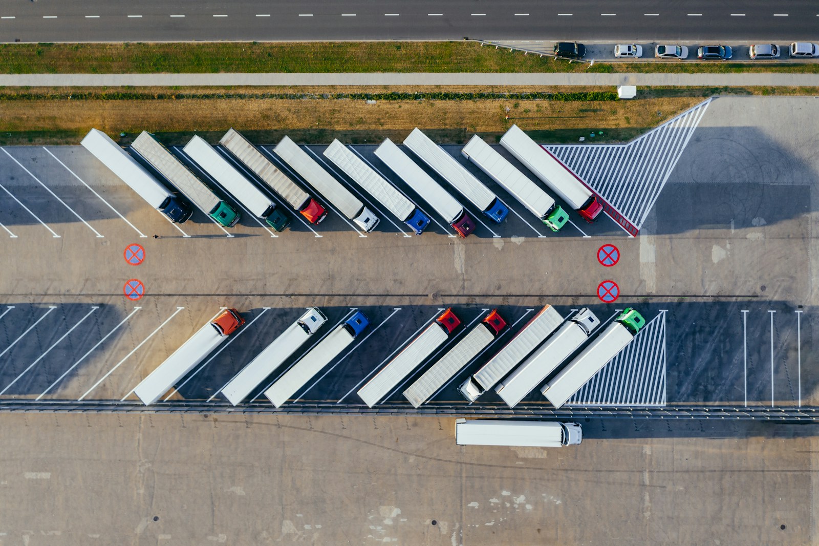 俯瞰国际物流园区与等待装运的货车
